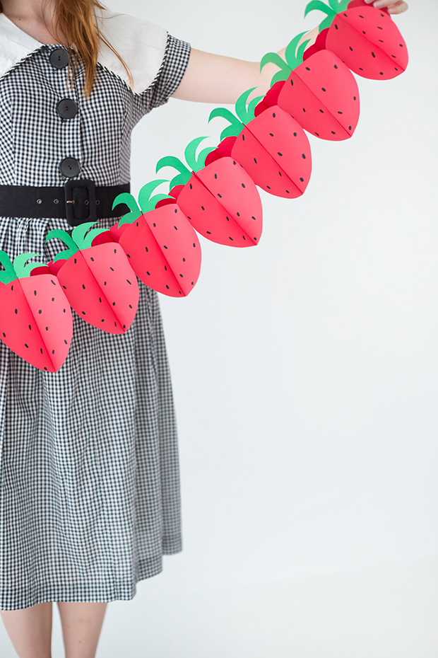 diy-paper-strawberry-garland-ehow1
